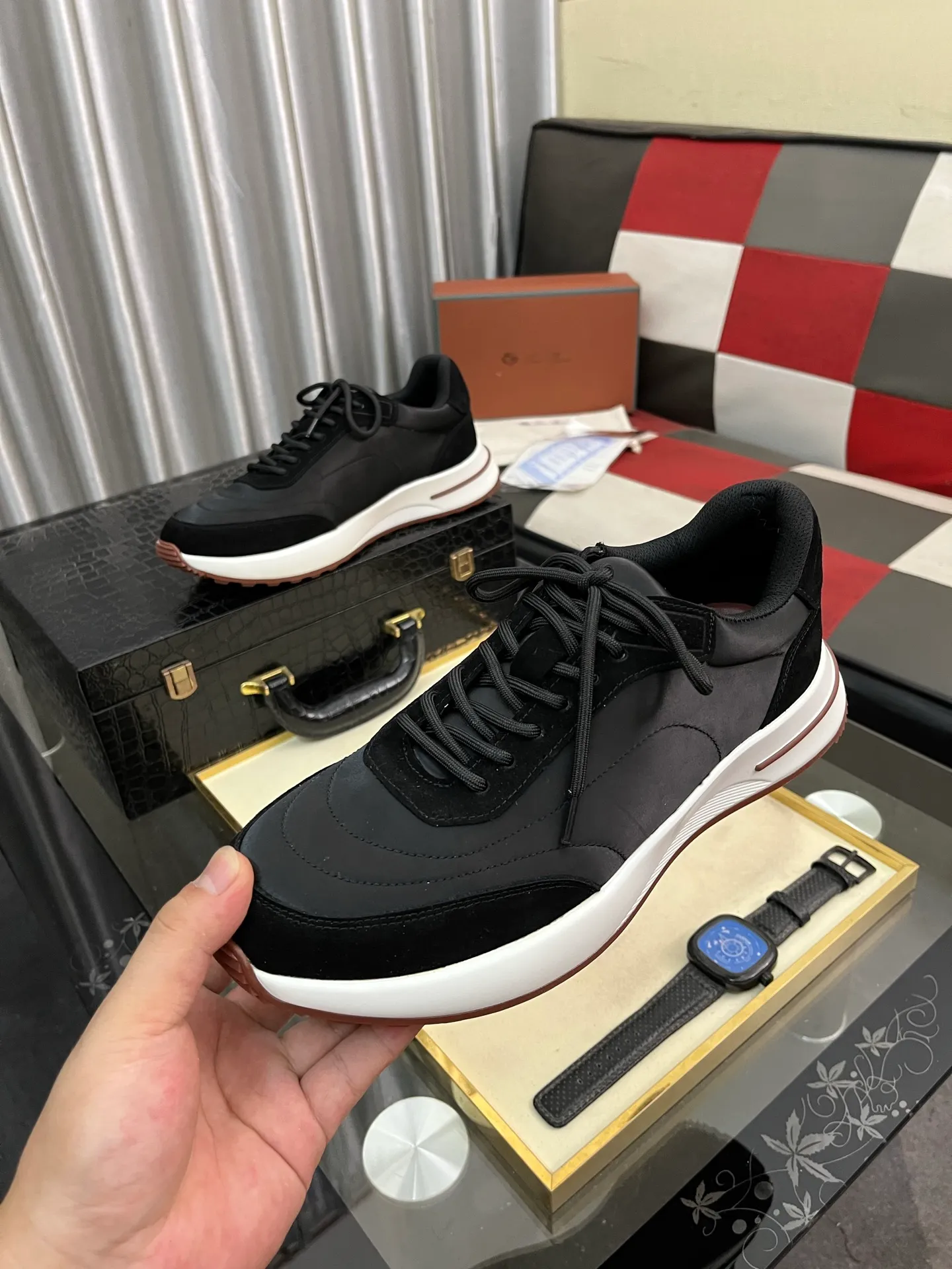 Men's shoes 💰458⌚️⌚️ Loro Pian* Loro Pian* casual shoes are made of cowhide frosted cowhide. Unique texture, simple and elegant, in line with Asian shoe lasts. Almond toe bar, apron style toe, drum-stitched upper. Same color stitching details. Slip-on style for easy on and off. Original color full cowhide lining. The insole is decorated with the 🈶️ brand logo. The original open-molded TPU raw rubber outsole. The soft rubber sole has super grip performance. Comfortable and casual style. You can create 🉑casual🉑formal urban style at will!  Code number: 38-44